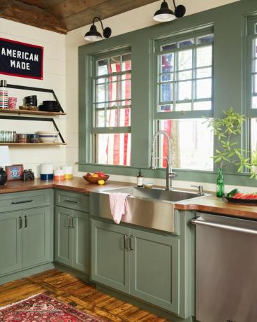 žalia kabinos virtuvė su lauko praėjimu pro langą