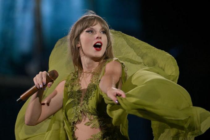 Kanzasas, Misūris liepos 08 d. redakcija naudoti tik be knygų viršelių Taylor Swift koncertuoja scenoje per dvi naktis iš Taylor Swift eros turo geha lauke Arrowhead stadione 2023 m. liepos 08 d. Kanzaso mieste, Misūrio valstijoje, nuotrauka, kurią pateikė fernando leontas23getty images for tas teises valdymas