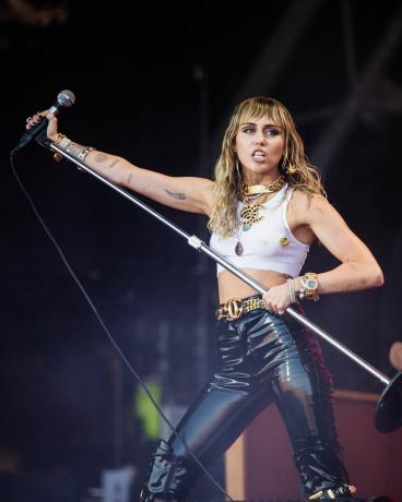Miley Cyrus koncertuoja Glastonbury festivalyje 2019 m