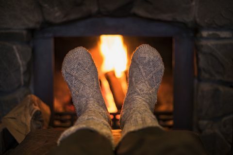 Vilnonės kojinės prie ugnies