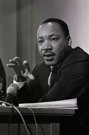 per spaudos konferenciją dr. Martinas Lutheris Kingas jaunesnysis pareiškė, kad 1966 m. sausio 14 d. jis vadovaus pilietinių teisių eitynėms į Gruzijos valstijos sostinę, siekdamas paremti Afrikos Amerikos valstybės atstovą. Elect Julian Bonds pastangos susigrąžinti savo vietą namų obligacijoje buvo atmestos kaip namų narys 1966 m. sausio 10 d., nes jis patvirtino pareiškimą, smerkiantį mūsų veiksmus Vietnamas
