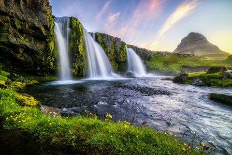 Kirkjufell vasarą saulėtekio metu