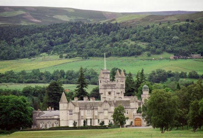 Balmoral pilis, karališkųjų škotų namai