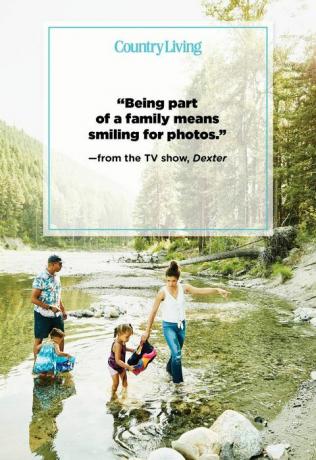 būti šeimos nariu reiškia šypsotis fotografuojant