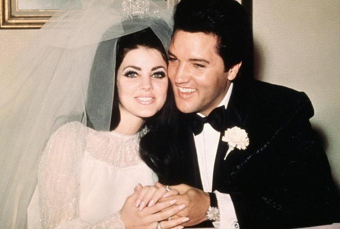 originalus antraštė Las Vegasas, neventertainer, Elvis Presley sėdi vienas prie kito su savo nuotaka, buvusia Priscilla ann Beaulieu, po jų vestuvių 1967 m. gegužės 1 d.