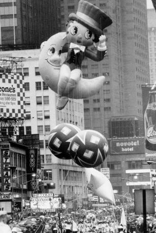 Betty Boop, naujas vaikas bloke, debiutuoja 1985 m. Macys padėkos parade