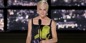 Selma Blair, vilkinti juodą suknelę, įteikė apdovanojimą 74-ajame „Emmy“ šou