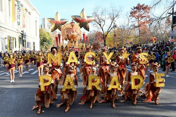 tūkstančiai žmonių dalyvauja 95-ajame macys padėkos dienos parade 2021 m. lapkričio 25 d. Niujorke, paradas grįžo į savo vietą. viso dydžio šiais metais po to, kai 2020 m. buvo sumažintas ir uždarytas visuomenei dėl koronaviruso pandemijos nuotraukos, kurią pateikė alexi Rosenfeldgetty vaizdai