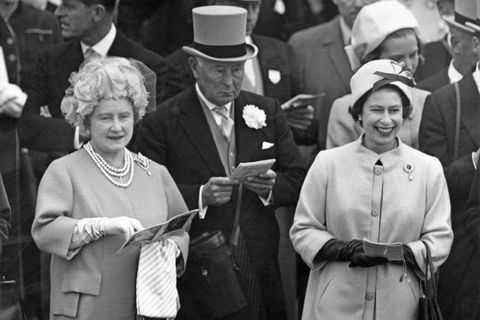 Karalienės motina ir karalienė Elžbieta II „Epsom“ hipodrome 1963 m. Gegužės mėn