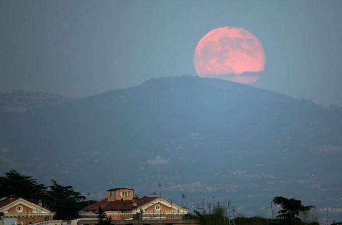 Rožinis mėnulis virš Romos