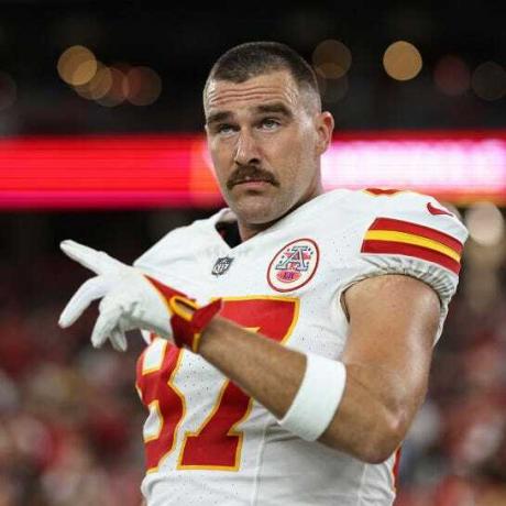 Glendale, Arizona Rugpjūčio 19 d. Travis Kelce 87 Kanzaso miesto vadovai reaguoja prieš NFL ikisezonines futbolo rungtynes ​​tarp arizonos kardinolai ir Kanzaso miesto vadovai valstybinio ūkio stadione 2023 m. rugpjūčio 19 d. Glendale, Arizonoje, Michaelo owensgetty nuotrauka vaizdai