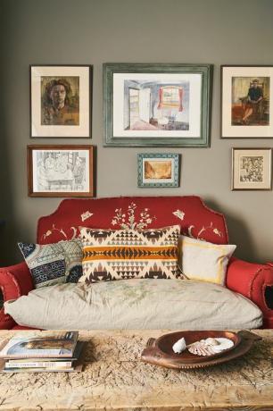 Annie sloan Oxford namų svetainė su raudona sofa