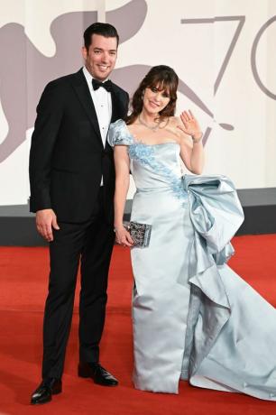 Venecija, Italija Rugsėjo 07 d. Jonathanas Scottas ir Zooey deschanel dalyvauja svajonių laukiniame raudonajame kilime 79-ojoje Venecijoje tarptautinis kino festivalis 2022 m. rugsėjo 07 d. Venecijoje, Italijoje, Stephane'o Cardinale'o corbiscorbis'o nuotrauka per getty vaizdai