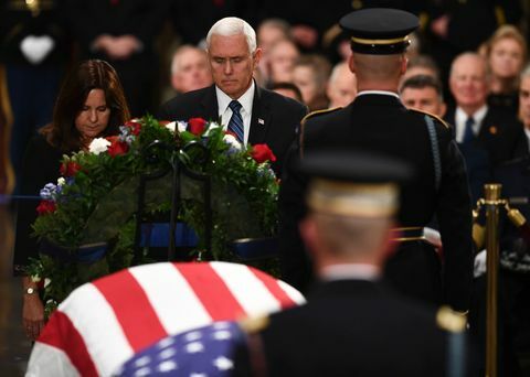 Kongreso lyderiai priima vėlyvojo prezidento George'o H.W. atvykimo į kapitulą ceremoniją. krūmas