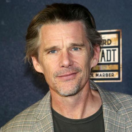 Ethanas Hawke'as pozuoja naujojo tom stoppardo pjesės „Leopoldstadt“ atidarymo vakare Brodvėjaus saloje Longacre teatre 2022 m. spalio 2 d. Niujorko nuotrauka, bruce'o glikaswireimage