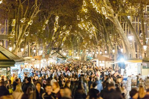Žmonės, einantys La Rambla gatve per Kalėdų ir Naujųjų metų šventes Barselonoje, Katalonijoje, Ispanijoje