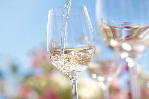 Vasarinis baltas vynas taurėje saulėtą dieną