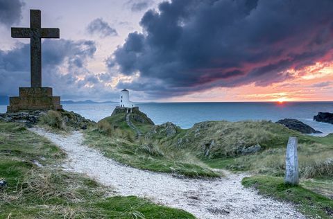 Anglesey vaizdas į kryžių ir švyturį