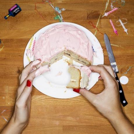 Moteris valgo pyragą