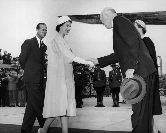 karalienė Elžbieta sveikina mus su prezidentu Dwightu d Eisenhoweriu 1890 m. 1969 m. prieš dalyvaujant Šv. Lauryno atidarymo ceremonijoje jūros kelias prie Lamberto šliuzo, Monrealis, 1959 m. birželio 26 d., kairėje yra princas Filipas, Edinburgo hercogas nuotr. Fox Photoshulton archivegtty vaizdai