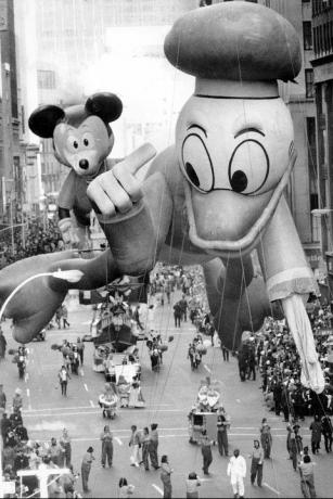 Donaldo anties baliono sportinis šlubas sparnas po šepečio su medžio šakele Macys parade 1972 m.