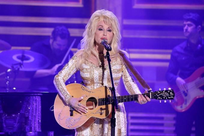 dolly Parton dainuoja scenoje