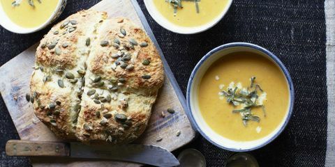 Butternut moliūgų ir šoninės sriuba su sėkline duona kartu