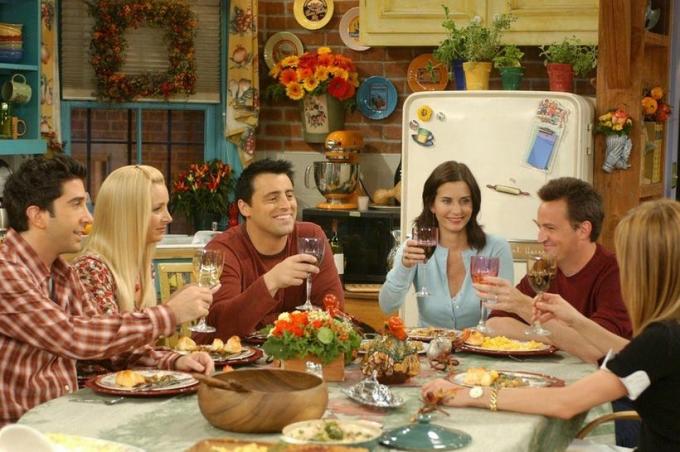 Ross, Phoebe, Joey, Monica, Chandler ir rachel iš televizijos laidų draugų, susirinkusių prie stalo, pakeldami taures tostą
