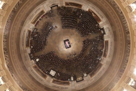 Kongreso lyderiai priima vėlyvojo prezidento George'o H.W. atvykimo į kapitulą ceremoniją. krūmas