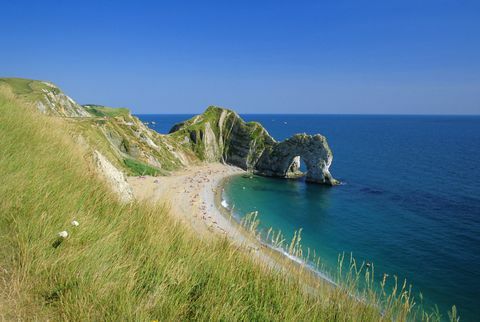 Vaizdas iš Durdle Door pakrantės tako, Purbeck kalkakmenio arka, netoli Vakarų Lulworth, Dorsetas, Anglija, JK