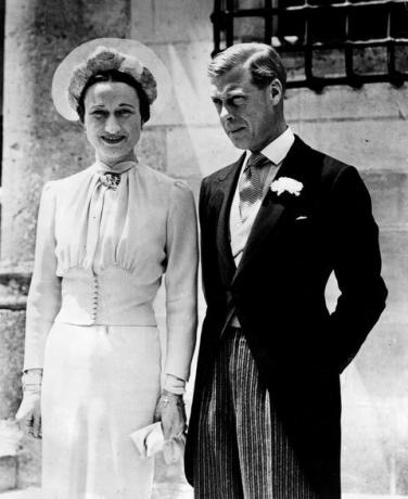 Volisas Simpsonas su Vindzoro kunigaikščiu, buvusiu karaliumi Edvardu VIII, jų vestuvių dieną 1936 m
