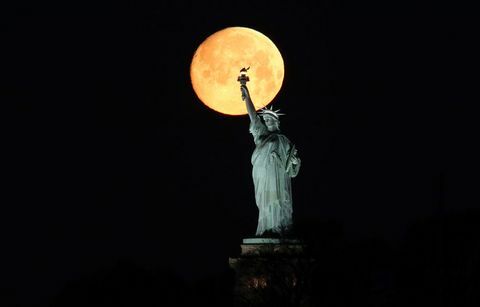 Mėnulis stovi už laisvės statulos Niujorke