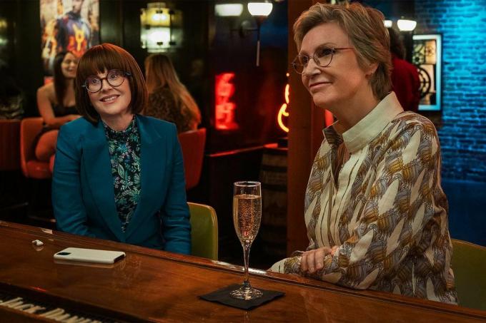 Megan Mullly kaip Lydia ir Jane Lynch kaip Constance prie baro scenoje iš vakarėlio 3 scenos