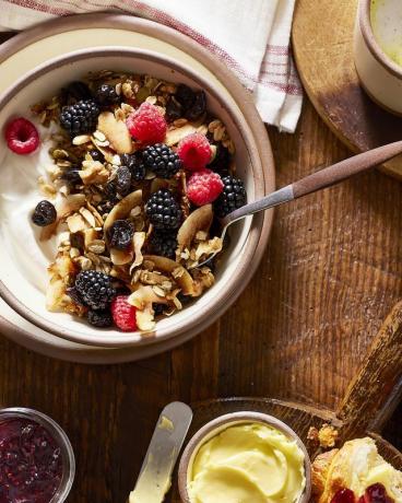 granola iš sėklų ir auksinė pieno latė