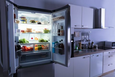 Atidarykite šaldytuvą virtuvėje