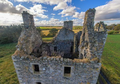 Istorinė Škotijos pilis, Knockhalo pilis, parduodama 130 000 svarų