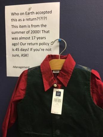 Klientas grąžina septyniolikmečius marškinius į skirtumą