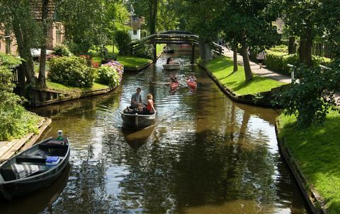 Olandijoje yra stebuklingas mažas miestelis, kurio gatvės pagamintos iš vandens