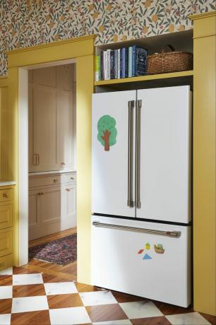 geltona sodybos virtuvė baltas šaldytuvas
