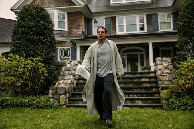 Bobis Cannavale stebėtojas vaikšto su pižama ant pievelės priešais namą