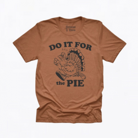 rudos spalvos marškinėliai su kalakutiena bėgimo bateliais ir užrašyta „daryk už pyrago“ su retro raidėmis