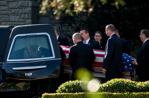 Išvykimo ceremonija vyko kaip prezidento Busho kūnas nuskraidintas į Vašingtoną