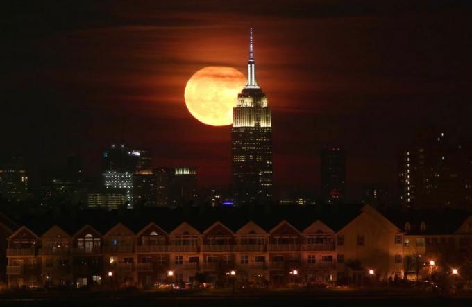 Pilnas mėnulis kyla už Empire State Building Niujorke