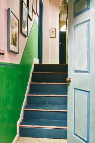 melsvai nudažyti laiptai Annie sloan Oksfordo namuose
