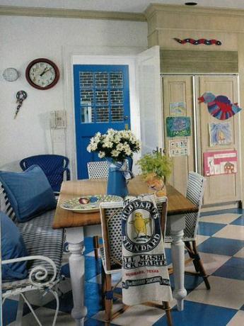 Mėlynai balta kaimo virtuvė iš 1989 m. Kovo mėn. Leidimo „Country Living“