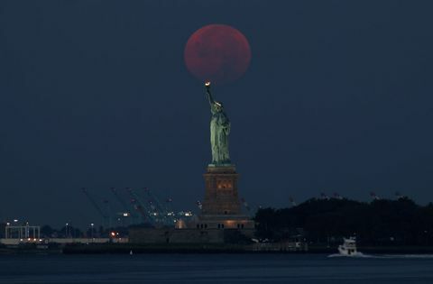 Pilnas mėnulis yra už laisvės statulos Niujorke