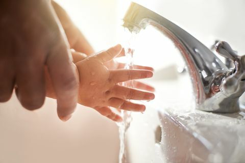 Vaikas plauna rankas