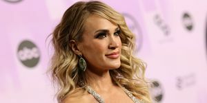 carrie underwood su rausvu fonu