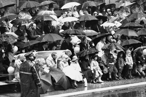 lietingą dieną padėkos parade 1967 m., minios su skėčiais