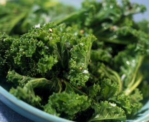 Kale yra vienas iš turtingiausių maistinių medžiagų šaltinių žemėje, užpiltas uogiene su vitaminais ir mineralais, nuo kurių priklauso jūsų smegenys. Kale taip pat yra augalinės geležies šaltinis, reikalinga maistinė medžiaga - ypač vegetarams ir veganams - deguoniui pernešti į mūsų audinius ir ląsteles. Mažas geležies kiekis organizme gali sukelti išsekimą ir nuovargio jausmą.